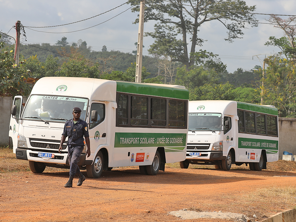 Don de 02 minibus au lycée vert de Godiabré (Gagnoa)