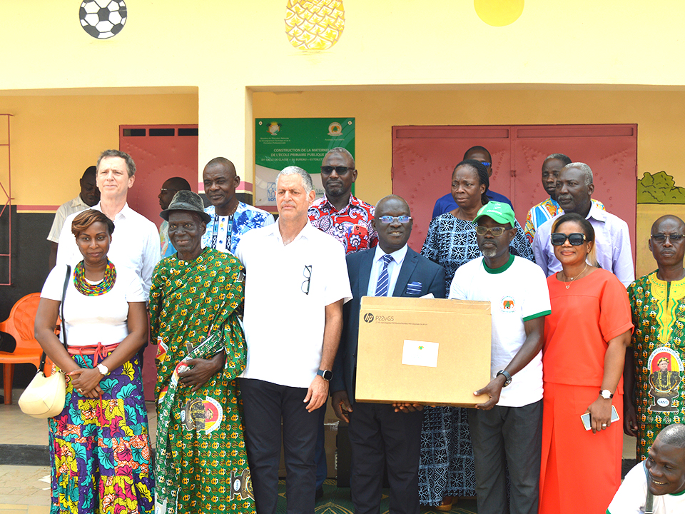 Ono : La fondation ATEF OMAÏS renforce les équipements du Groupe scolaire