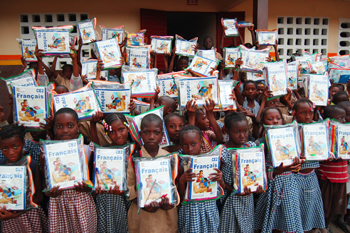 La Fondation ATEF OMAIS Distribue des kits Scolaire à l’EPP Aluedan BAD